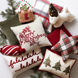 Coussin de maison douillet en pain d'épice avec pompon en bonbon de canne à sucre et décorations de Noël